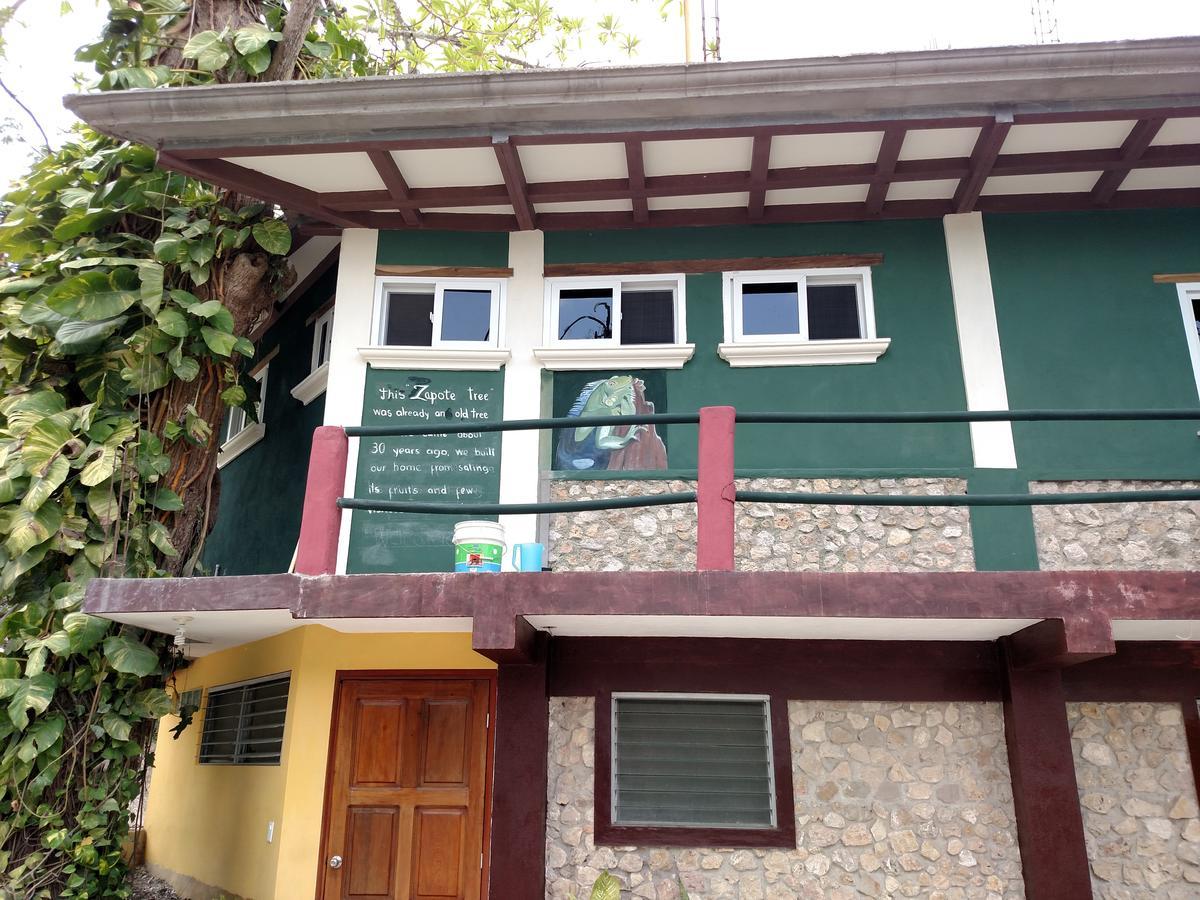 Zapote Tree Inn フローレス エクステリア 写真